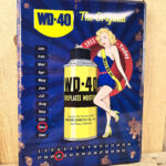 Metalen-kalenders-WD-40-pinup-girl-Miss-WD-40